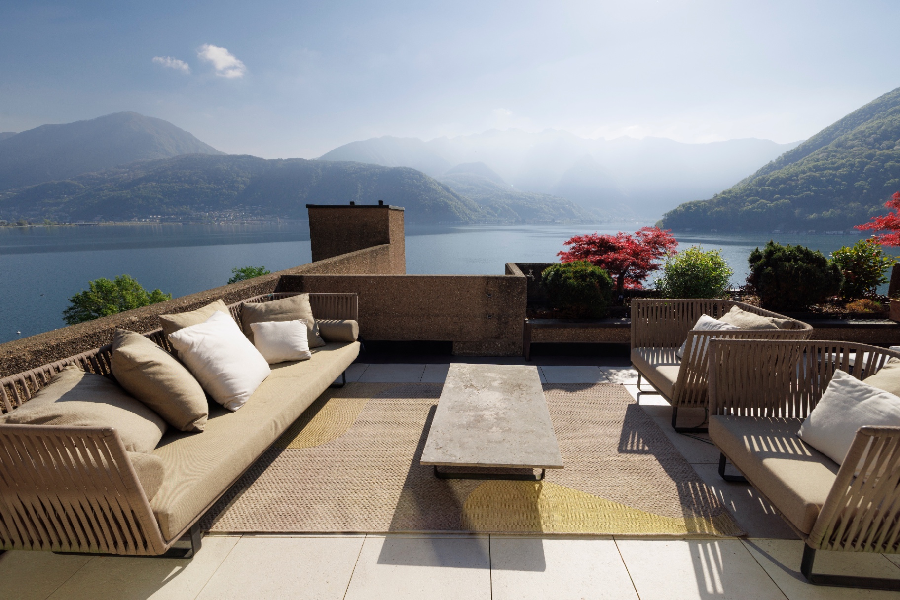Terrasse mit Loungemöbeln und Panoramablick