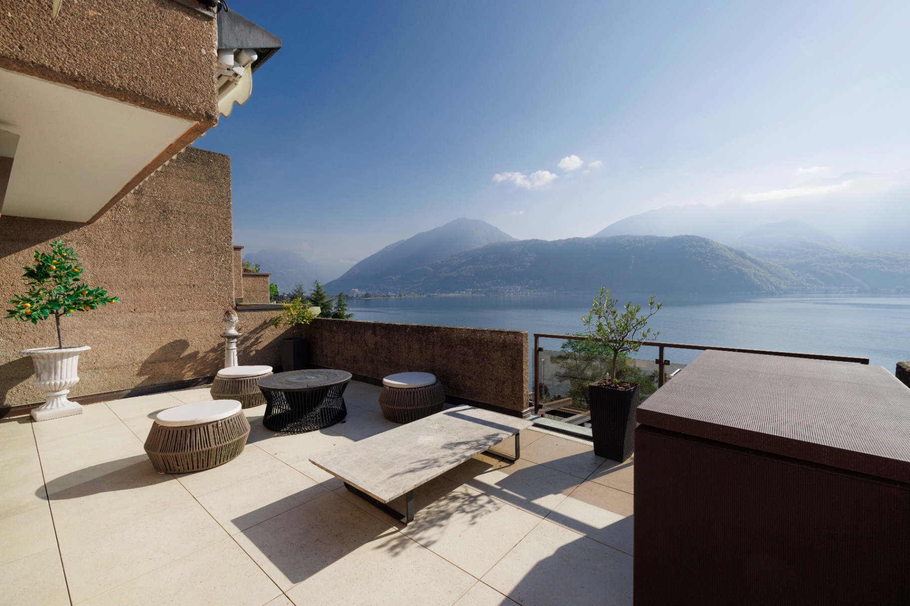 Terrasse mit Blick auf den Lago di Lugano