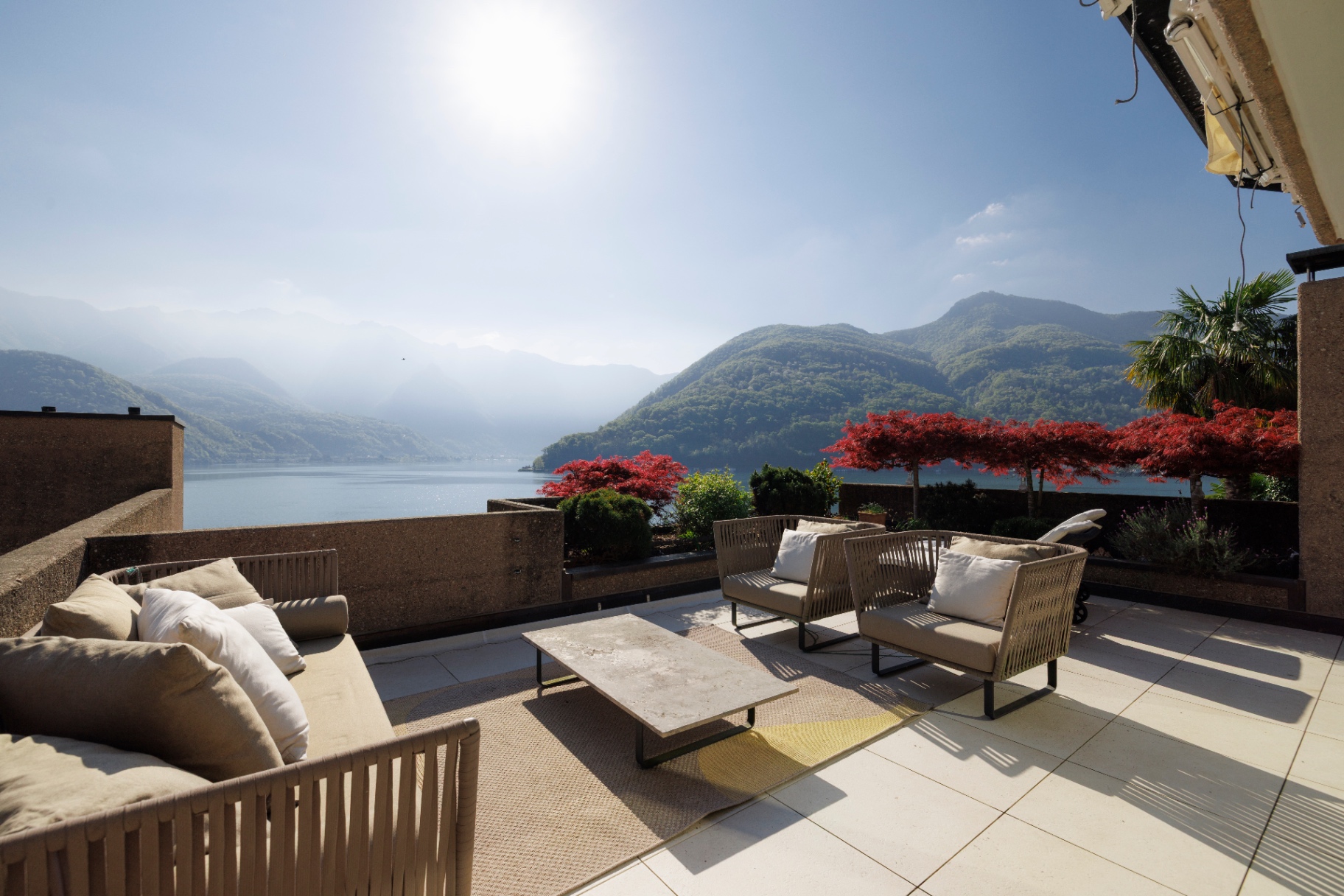 Terrasse mit 180°-Sicht auf den Lago di Lugano